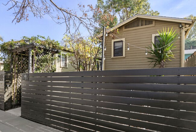 Building Photo - Adorable 1 bed / 1 bath Apartment in the Heart of Echo Park with In-Unit Laundry, Parking & Priva...