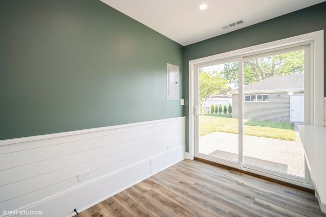 Building Photo - 648 Oakwood Ct