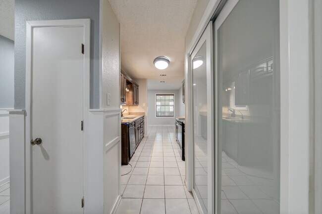 Building Photo - Spacious 3 bed 2 bath with Large Bonus Room!!