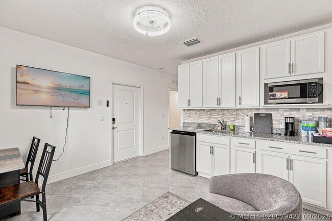 Building Photo - 226 SW Milburn Cir