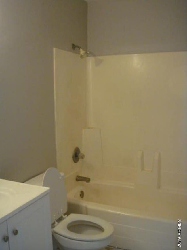 Building Photo - 2 BEDROOM 1 BATH UPSTIARS UNIT WITH BALCONY FRONT AND BACK