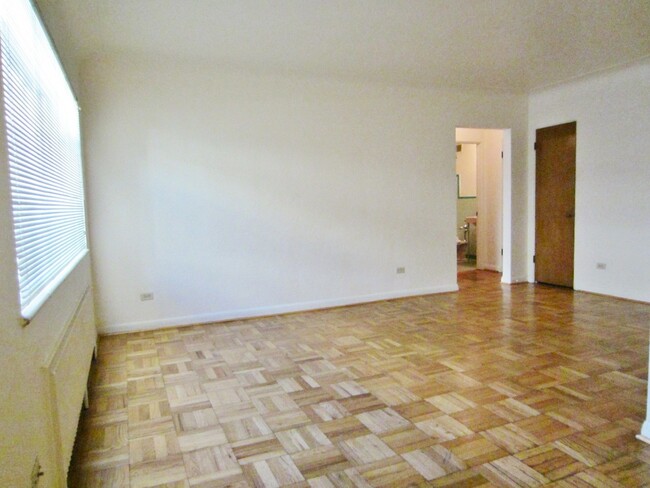Building Photo - Cute One Bedroom with Tons of Closet Space