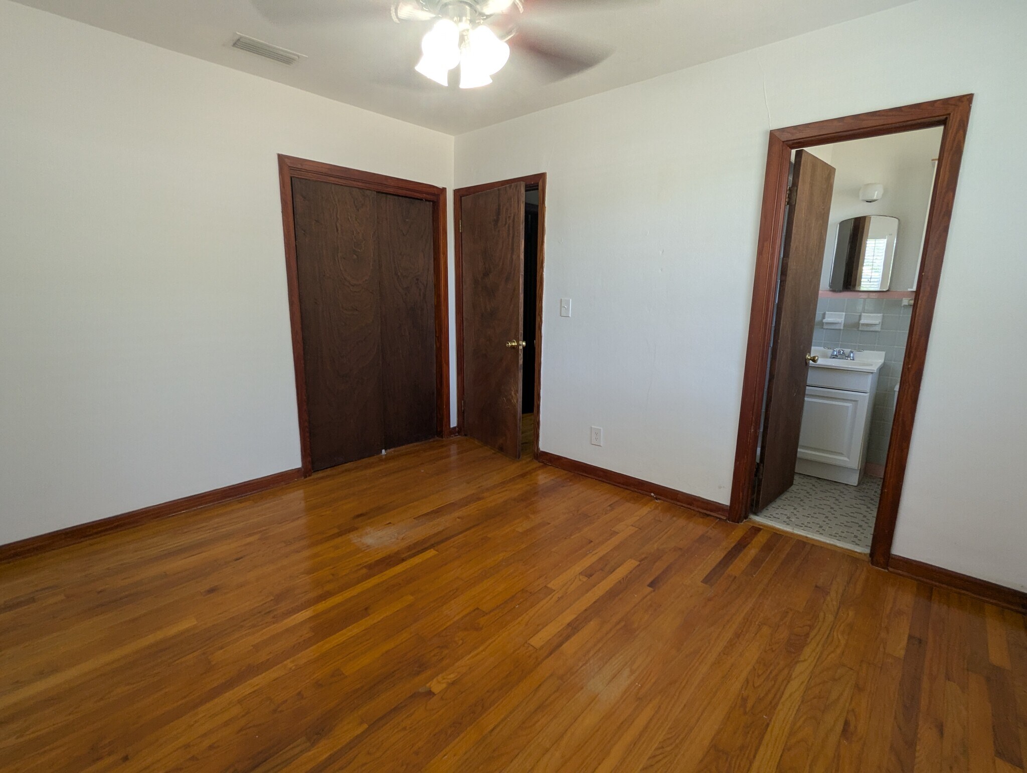 Building Photo - 3557 Edgewater Dr