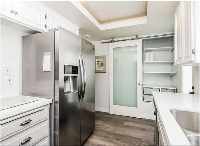 Kitchen - 1606 S Barrington Ave