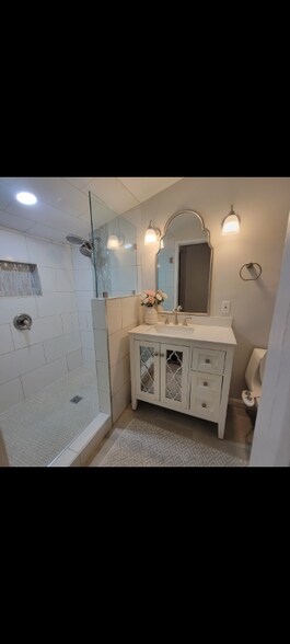 Building Photo - 6014 Hoover Ave