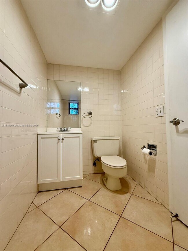 Building Photo - 555 NE 30th St