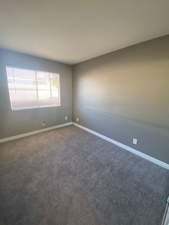 Building Photo - 2 bed, 2 bath upgraded unit with community...