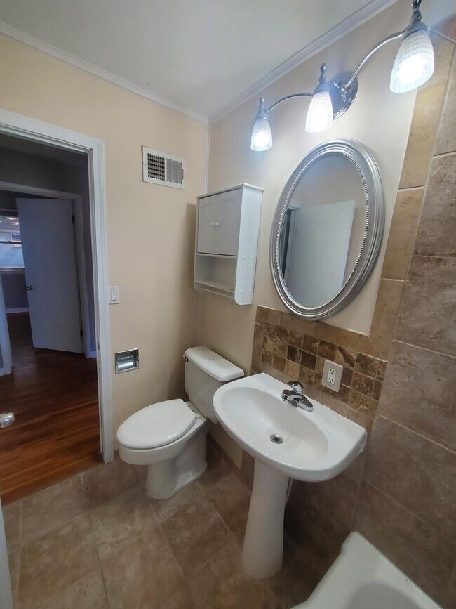 Building Photo - Single family home Recently renovated, mov...