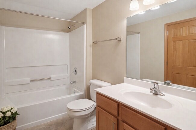 Building Photo - 1447 Millbrook Dr