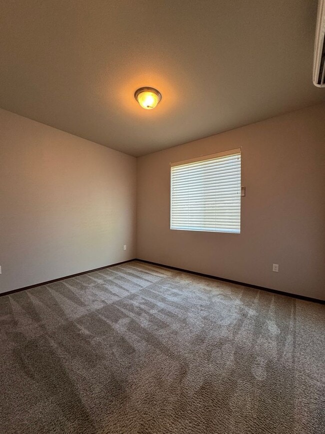 Building Photo - Spacious 5-Bedroom Home with Bonus Living ...
