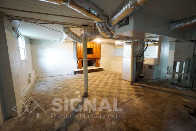 Building Photo - 112 13th Ave N