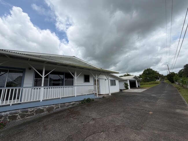 Building Photo - 3 BDRM/1 BATH with Ohana Unit