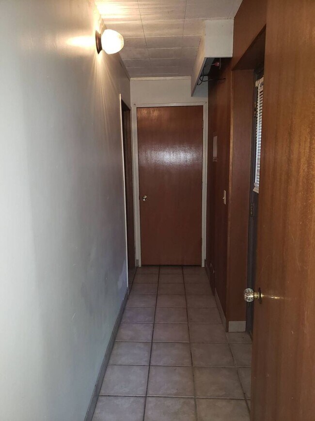 Building Photo - 1065 NE Duncan Ln