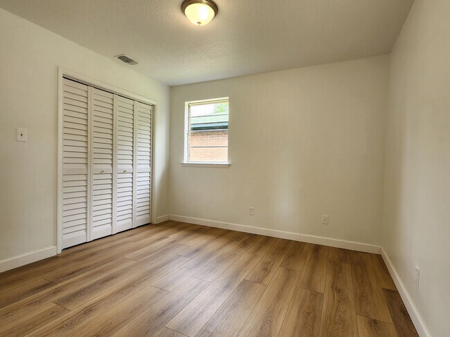 Building Photo - Stunning 4 bedroom, 2 bathroom home locate...