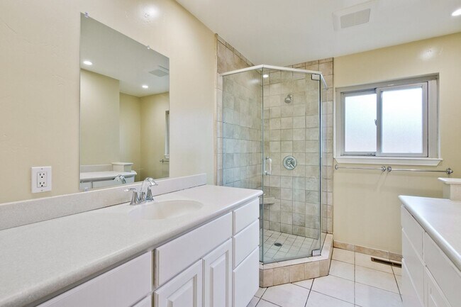 Building Photo - Amazing Midtown Home on a Quiet Cul-de-sac.