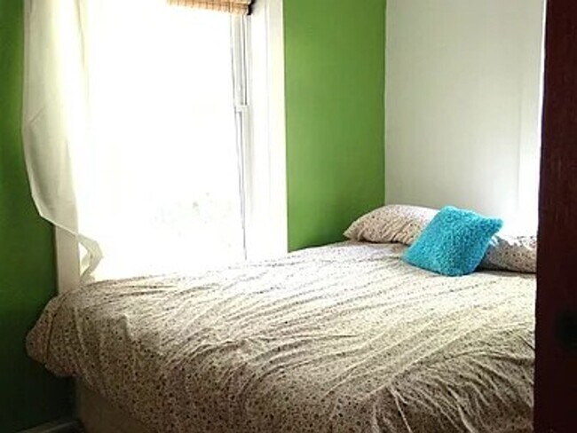 Building Photo - Cozy 3-Bedroom Home with Private Yard in L...