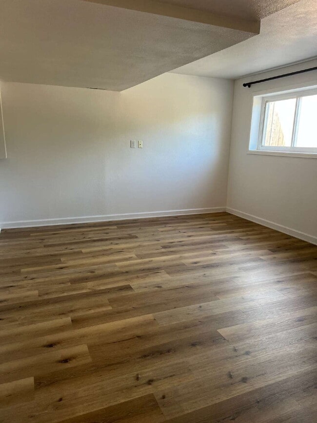 Building Photo - 4 bedroom single family home!