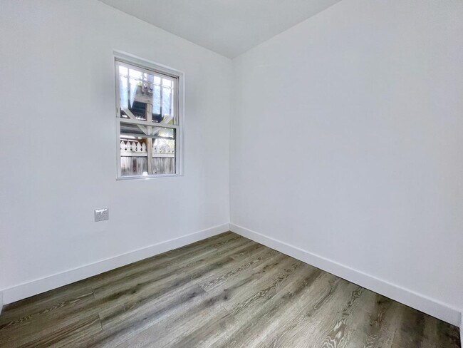 Building Photo - 389 Monmouth St