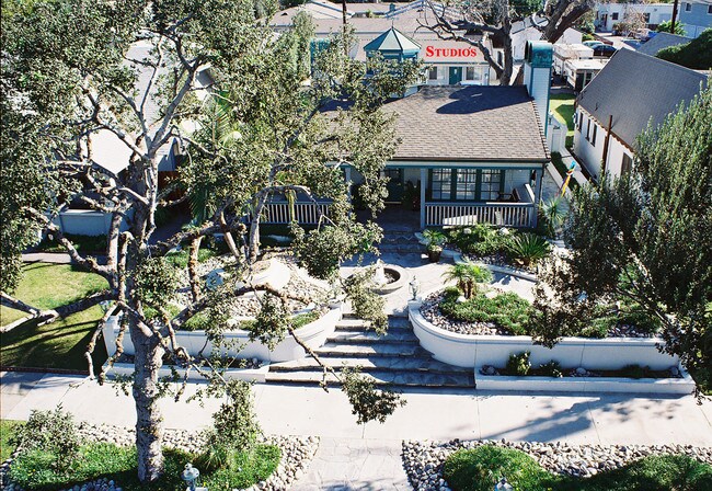 Building Photo - 324 N Glendora Ave