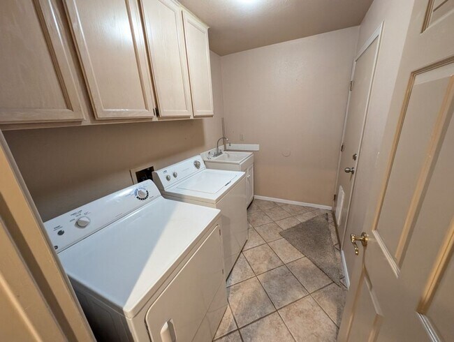 Building Photo - 2704 N Ontario Dr