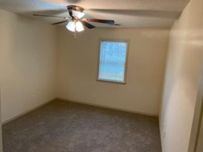 Building Photo - 418 Village Pl