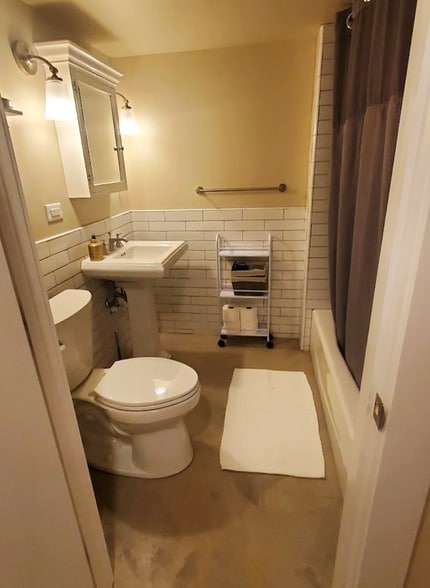 Bathroom with tub - 2520 N Drake Ave