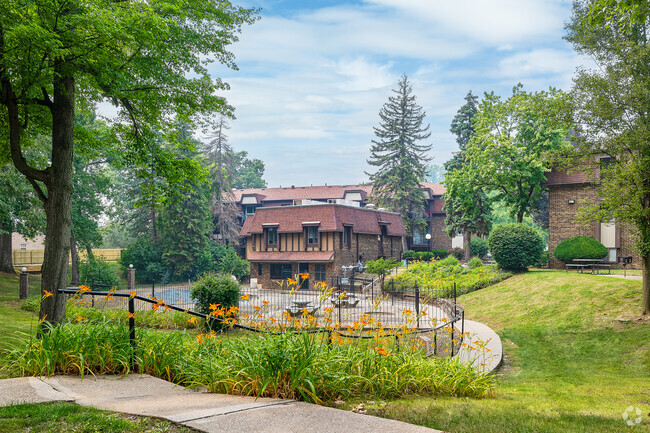 Building Photo - Cambridge Woods