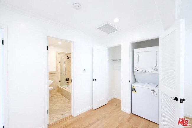 Building Photo - 1033 20th St