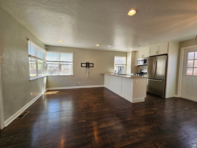Building Photo - Heart of the City 1949 Charmer 2 Bed 1 Bat...
