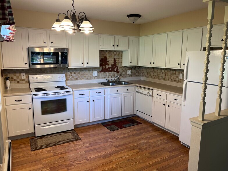 Building Photo - 2600 Parklake Ct