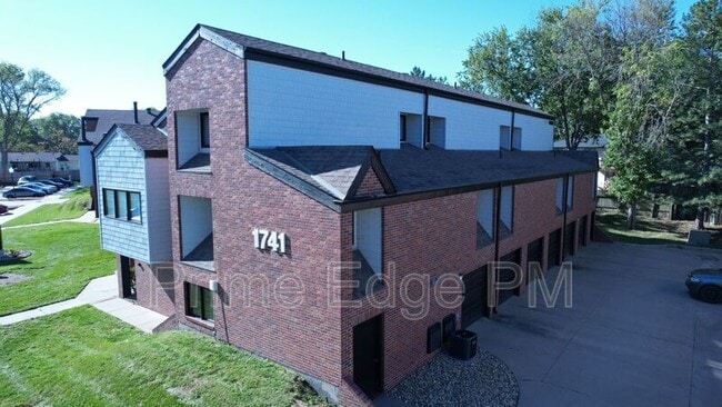 Building Photo - 1741 Ridgehaven Ct