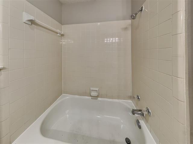 Building Photo - 104 NE Timber Ridge Dr