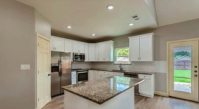 Building Photo - AVAILABLE NOW READY TO MOVE IN