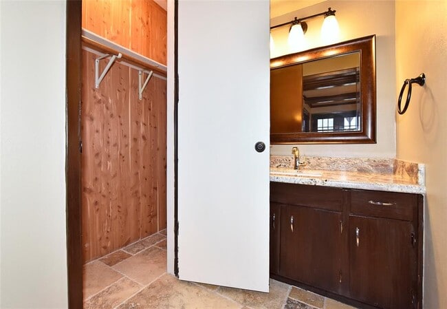 Building Photo - 2802 S Doral Dr