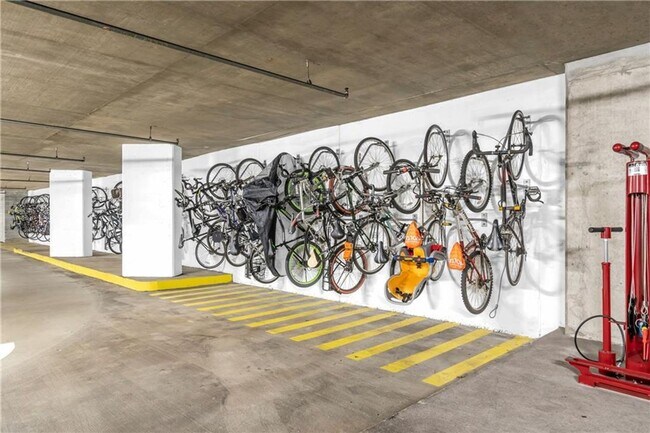 Building Photo - Studio Condo Steps from Piedmont Park!