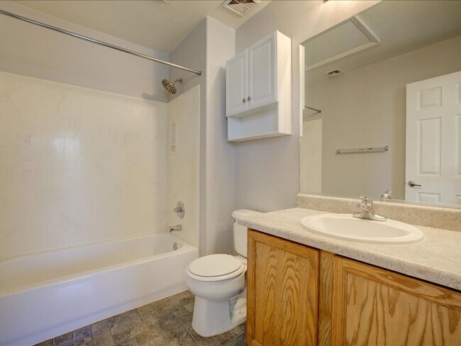 Building Photo - 3 Bedroom 2.5 Bathroom