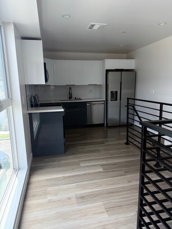 Building Photo - 2332 Carmona Ave