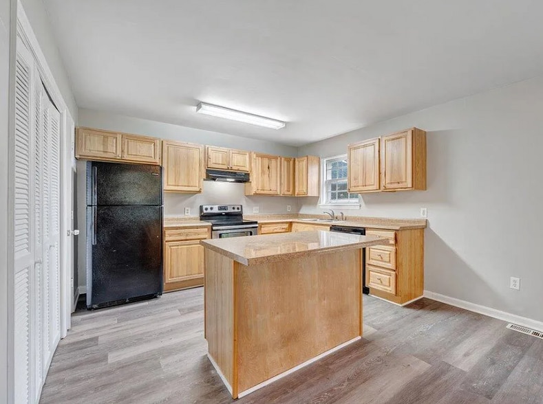 Building Photo - 1704 Elbert Dr