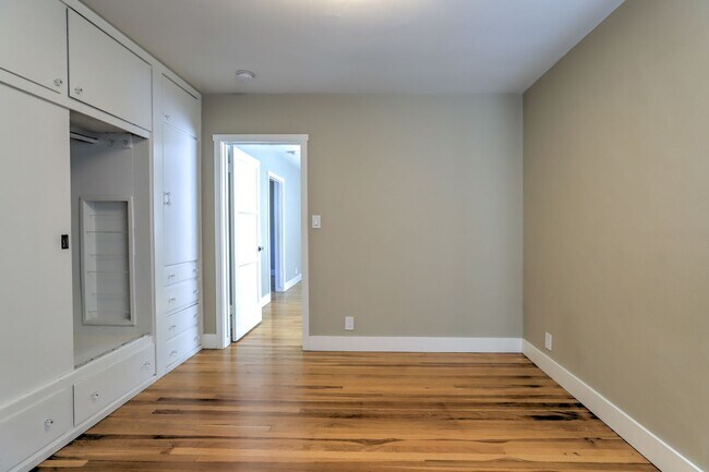Building Photo - Olive (451-453)