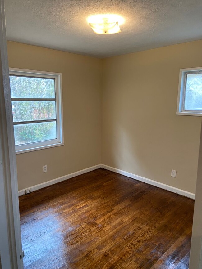 Building Photo - **ON HOLD**3 Bedroom / 1 Bathroom Home for...