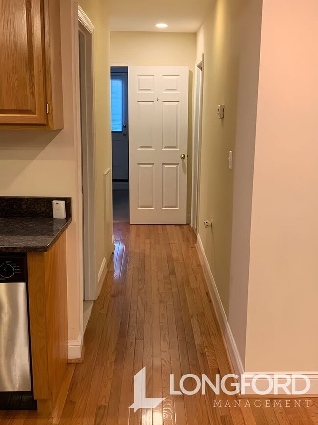 Building Photo - LEASE SPECIAL - $1,995 for a 16-24 month l...