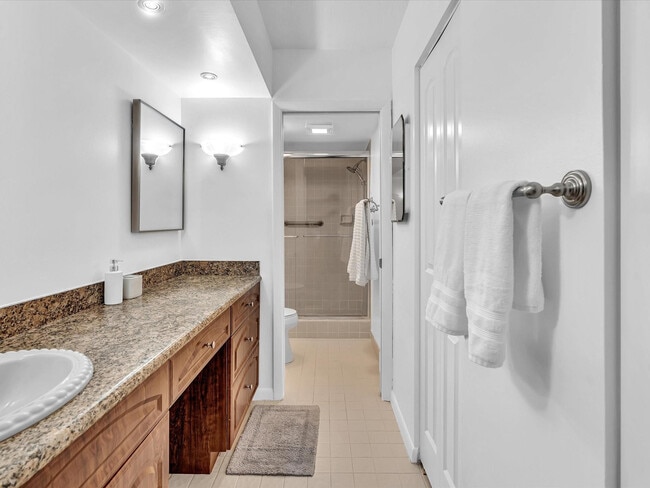 Building Photo - 5087 Oakhill Ln