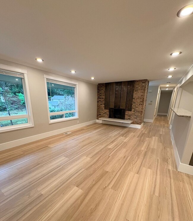 Building Photo - Sooooo Much Space! Beautifully remodeled Shoreline home!