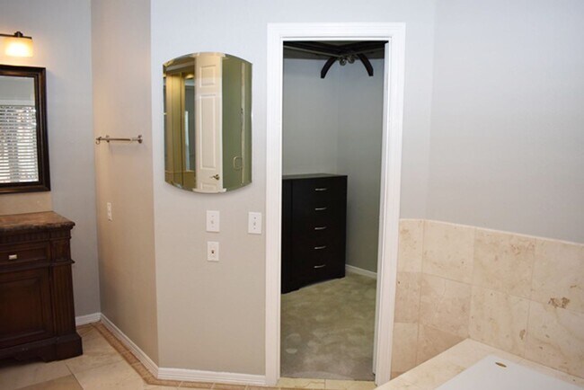 Building Photo - Prestigious 5-3.5-3 w POOL in Southlake!