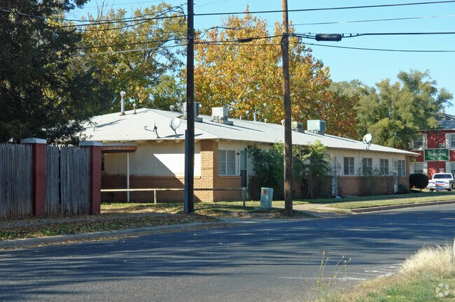 Building Photo - The Courtyard Apartments