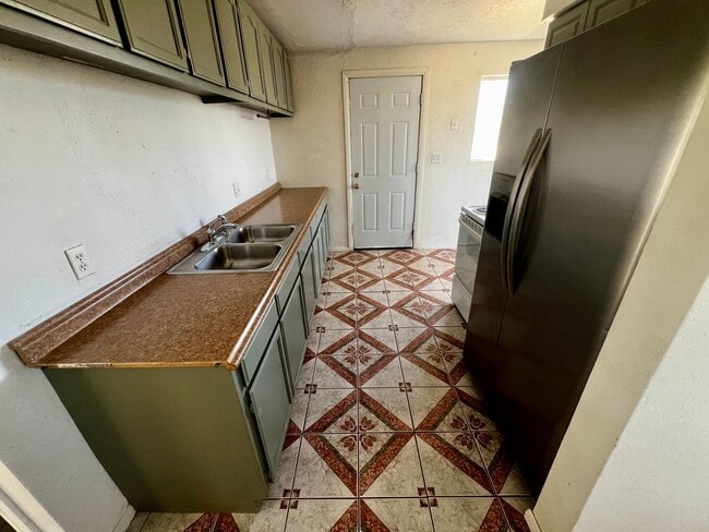 Building Photo - 2 Bedroom 1 Bath - Clean and Close To 29 Palms Marine Base