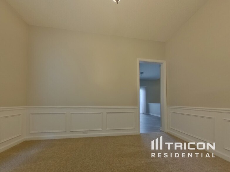 Building Photo - 2021 Maple Ridge Dr NW