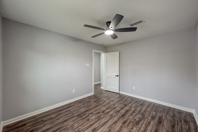 Building Photo - 513 Barkley St