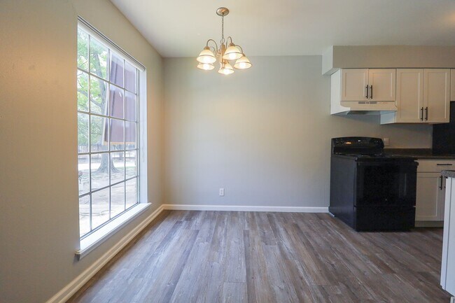 Building Photo - 2 Bed | 1 Bath Condo in Central Tulsa!