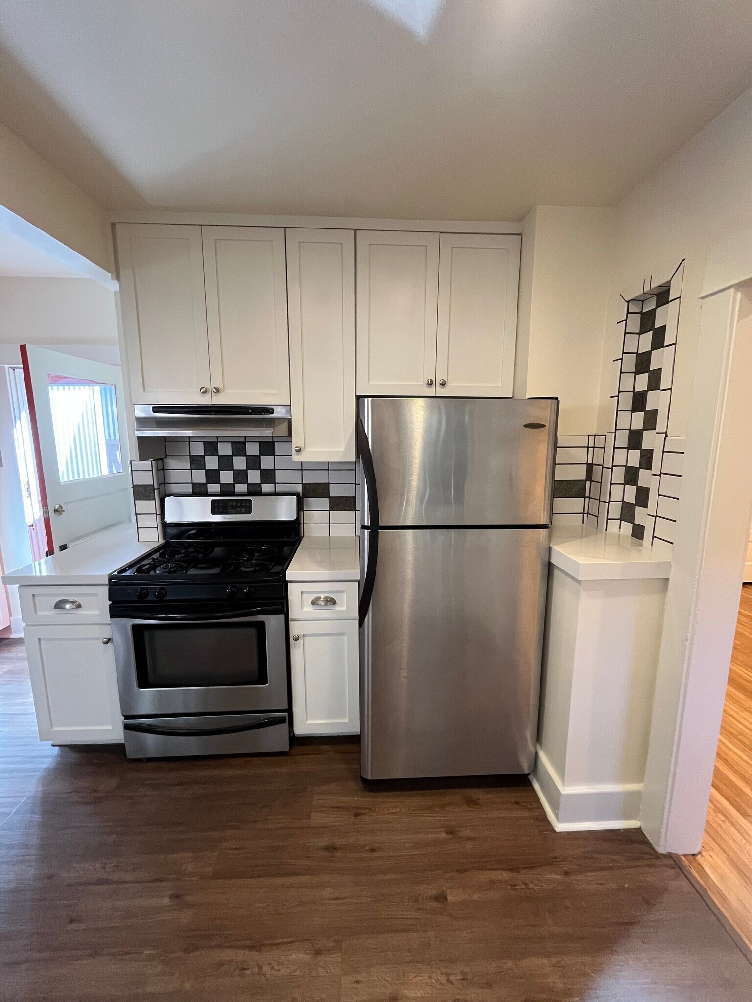 Kitchen - 1318 N McCadden Pl